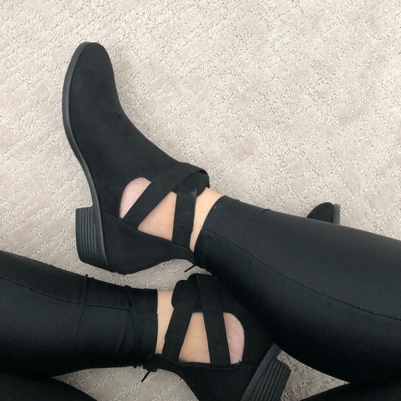 Strappy Cut Out Black Booties - Picture 4 of 6